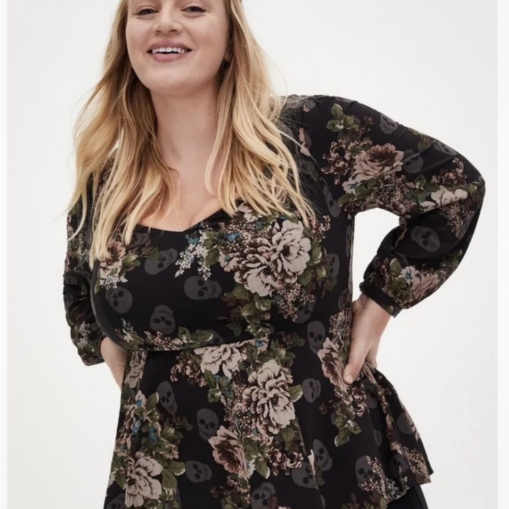 Torrid 1X Blouse Top Sweetheart neckline Floral Skulls